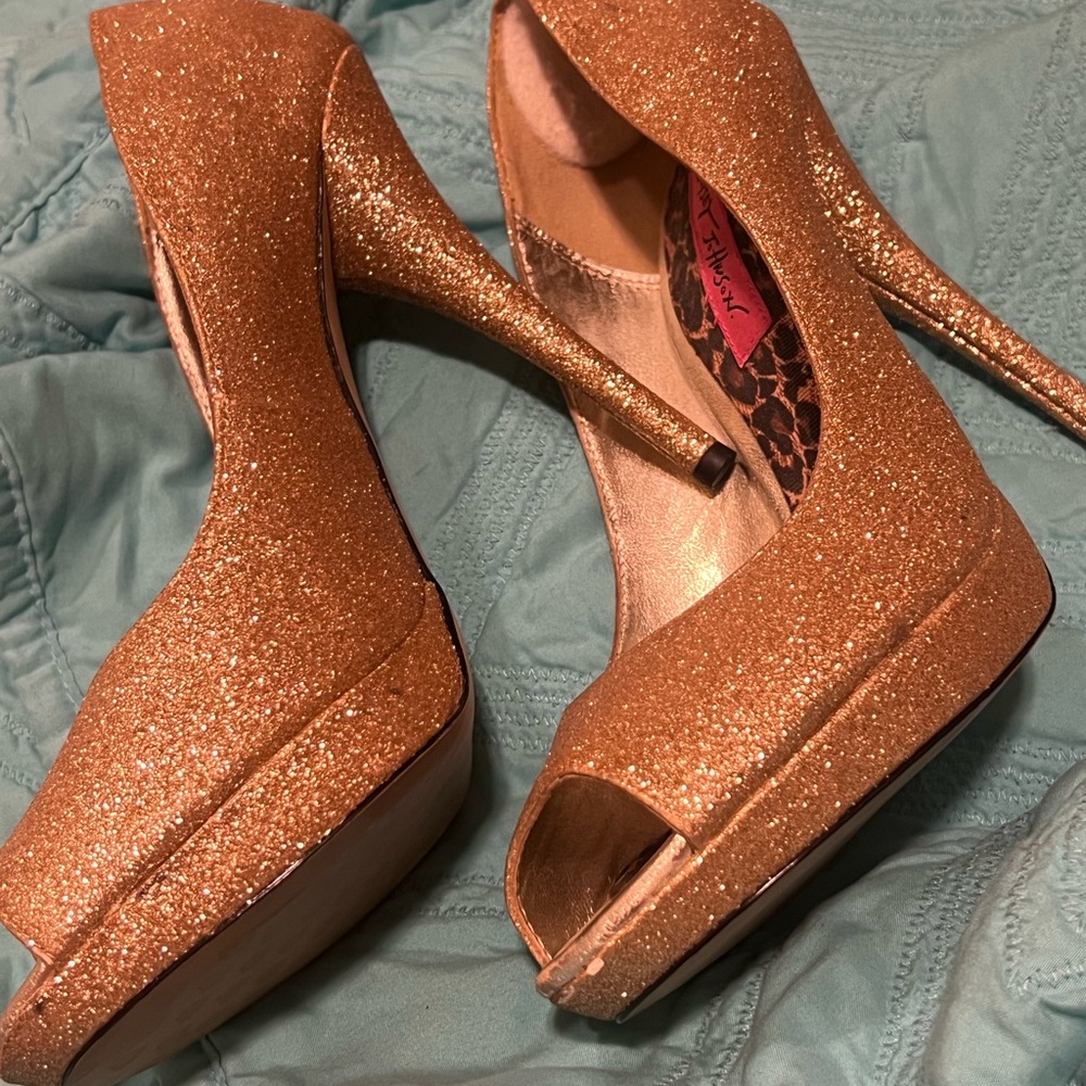 ✨Betsey Johnson Glitter Pumps✨